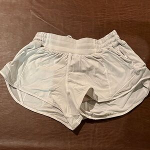 Lululemon White Hotty Hot 2.5 inch shorts
